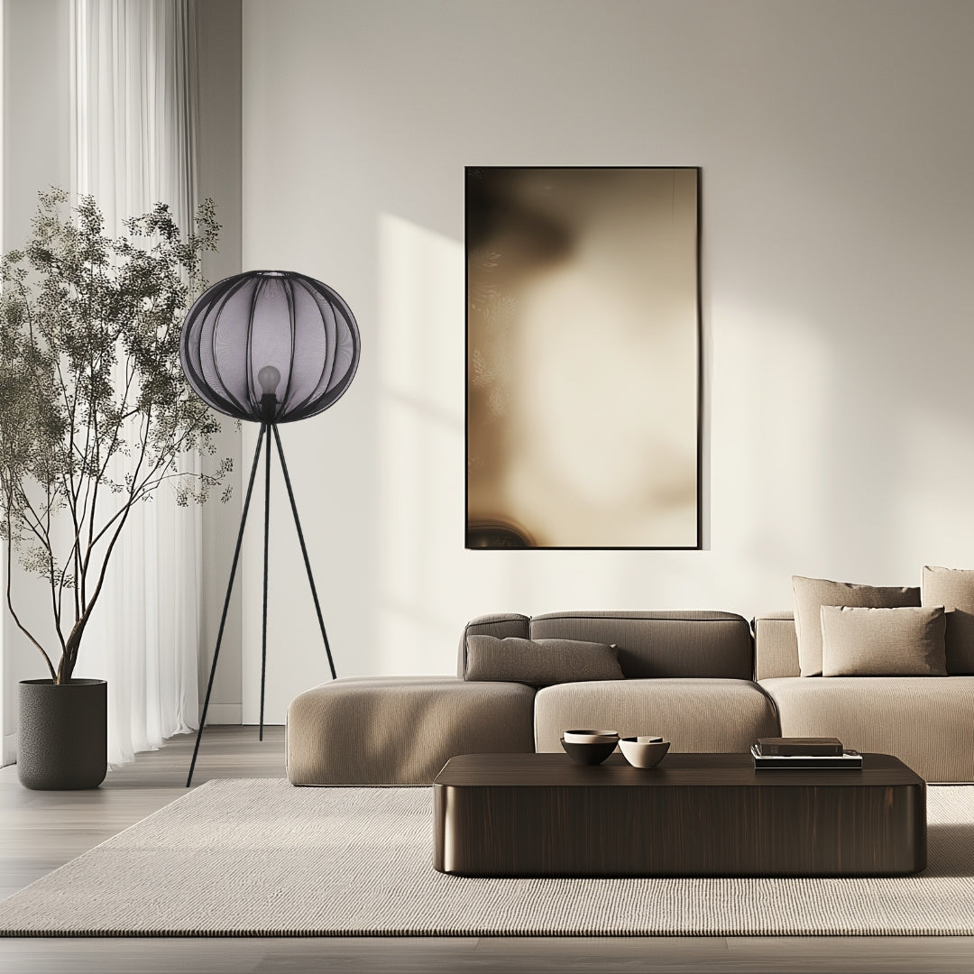 Lampadaire noir intégré à un salon contemporain avec canapé, table basse et cadre mural.