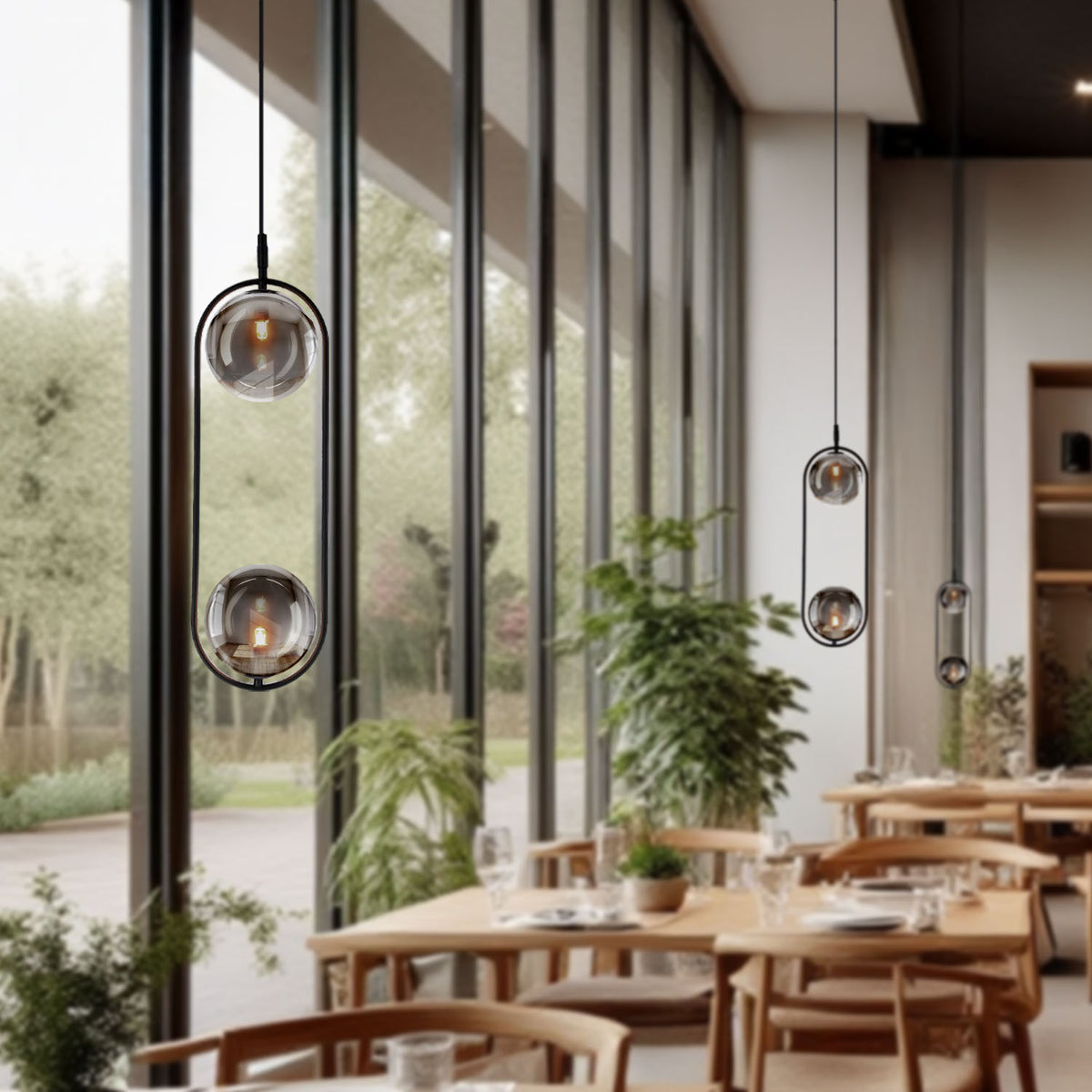 Mise en ambiance dans un restaurant lumineux, plusieurs suspensions alignées près des baies vitrées