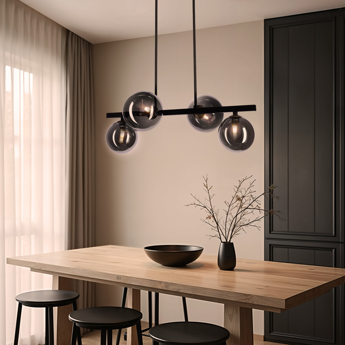 Suspension suspendue au-dessus d'une table à manger en bois, dans un intérieur contemporain.