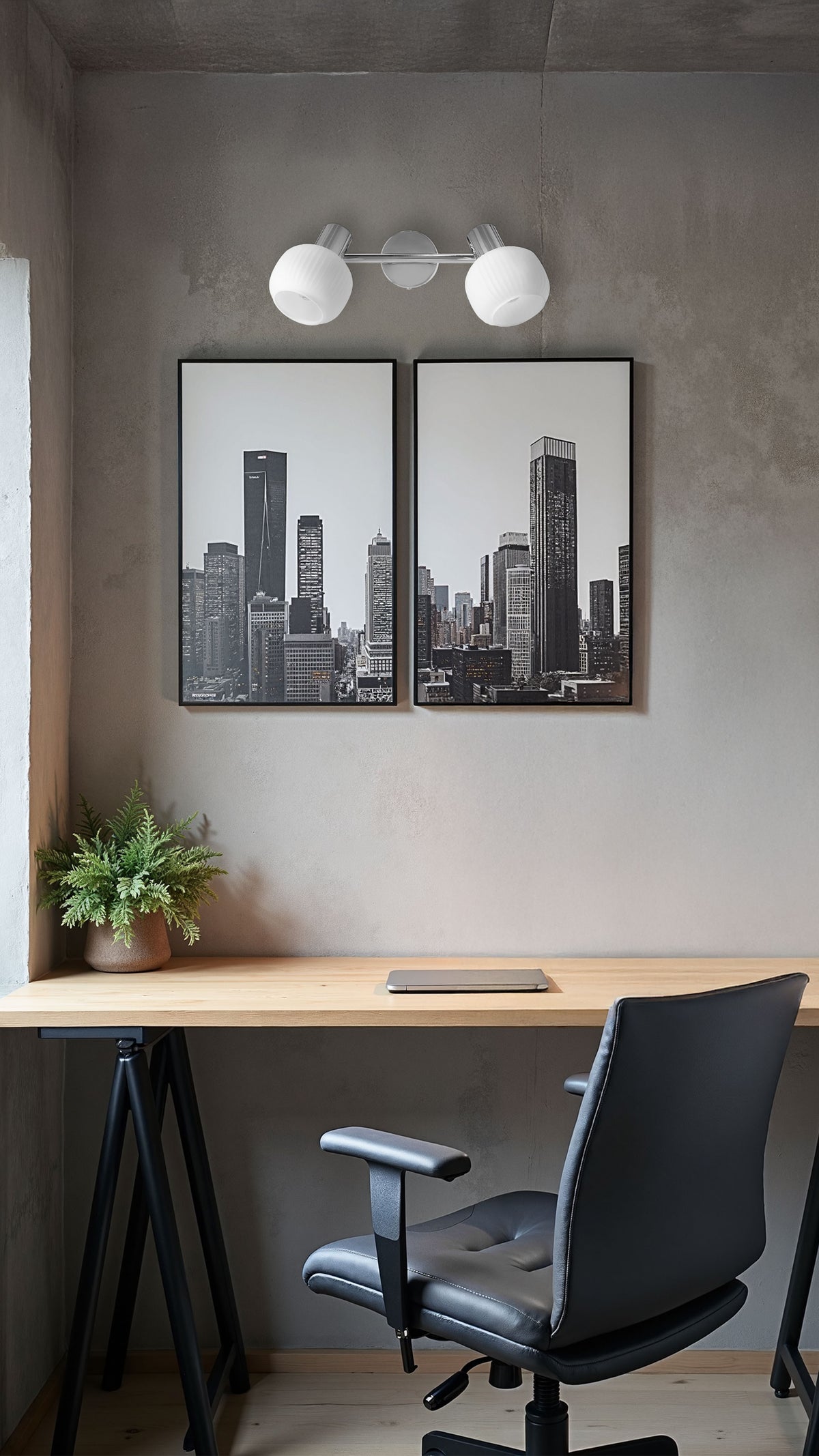 Mise en ambiance au-dessus d'un bureau, plafonnier allumé éclairant deux affiches urbaines