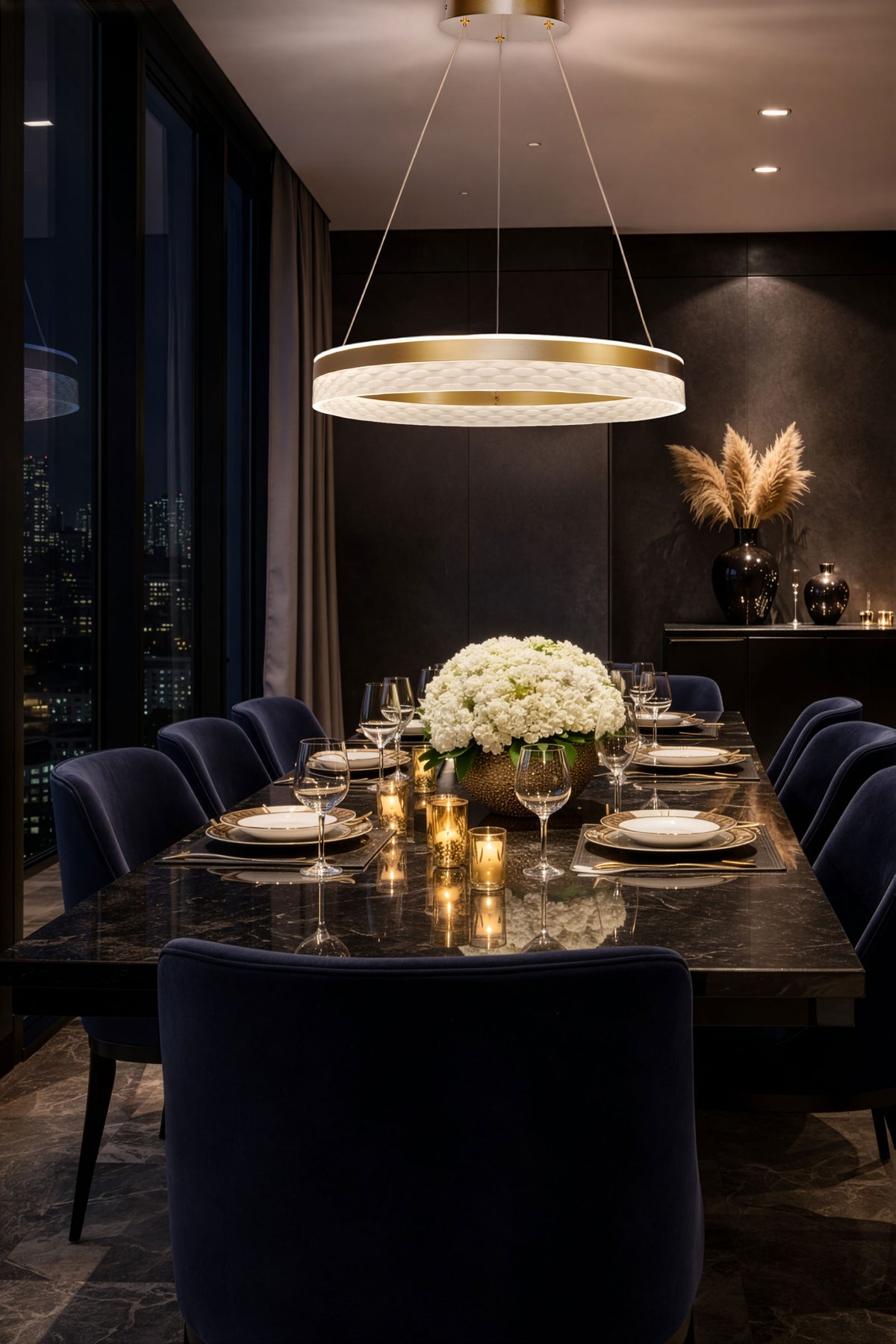 Vue plongeante du luminaire allumé éclairant une table dressée avec vue nocturne urbaine
