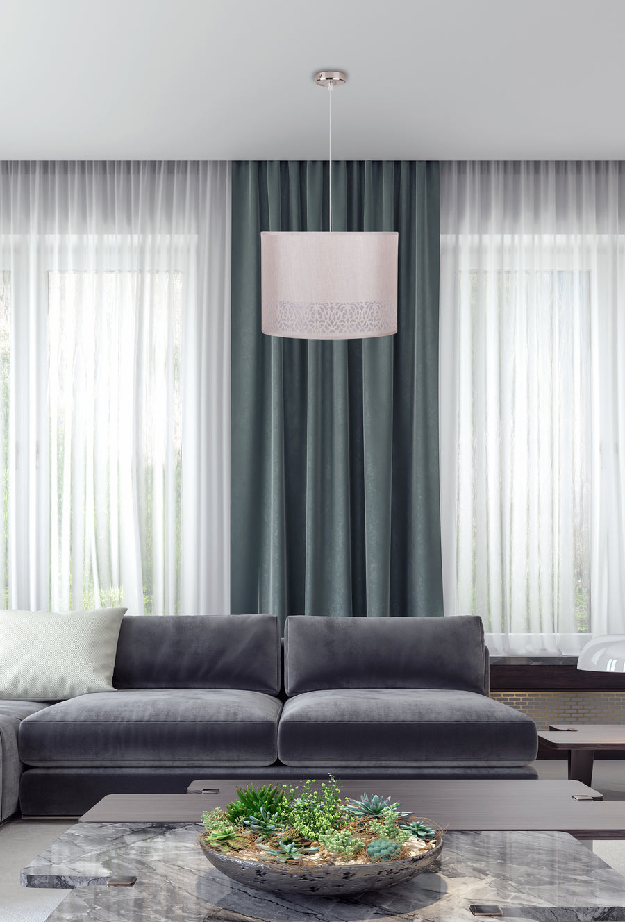 Luminaire suspendu au-dessus d'un canapé gris, salon aux grands rideaux verts
