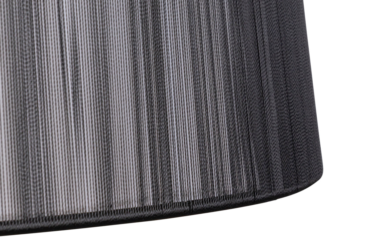 Gros plan sur la texture plissée et le tissu noir de l'abat-jour.
