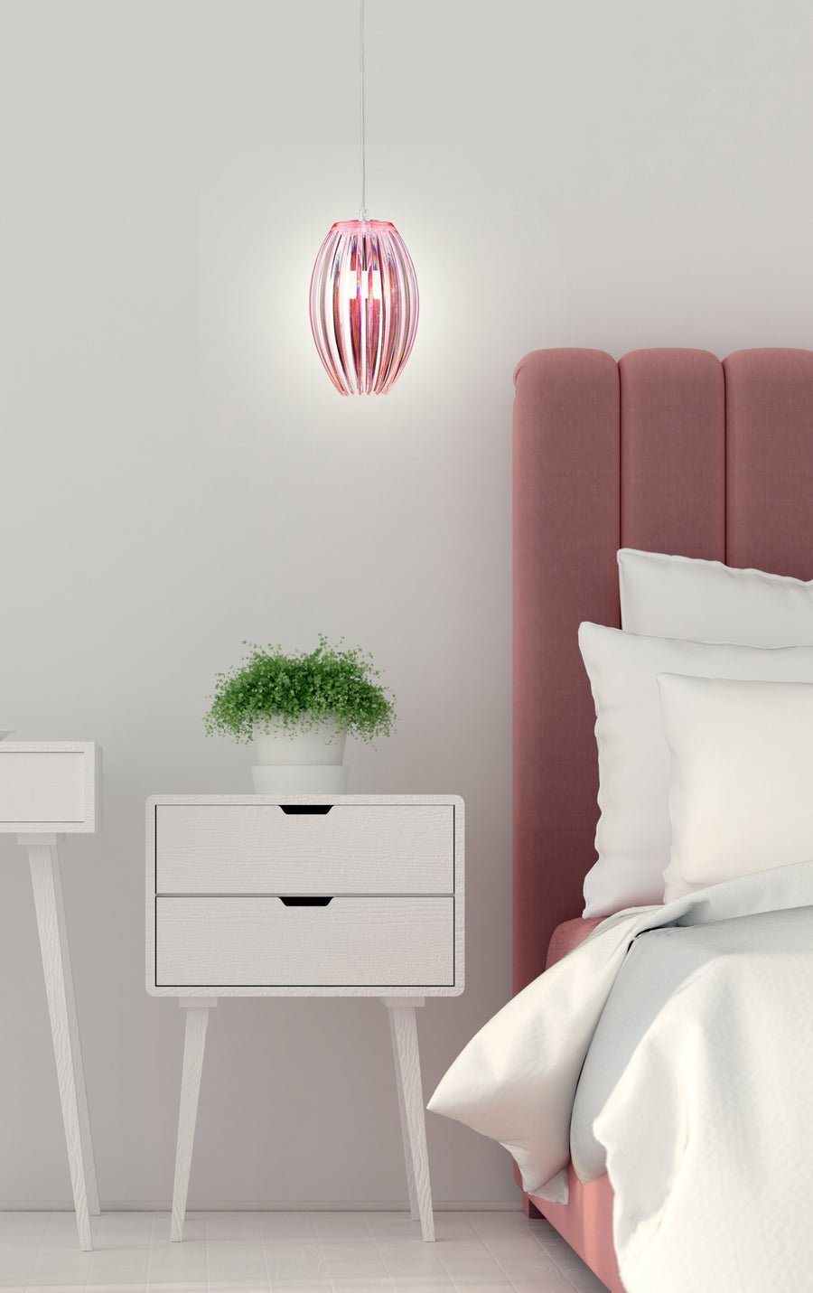 Suspension rose allumée dans une chambre, au-dessus d'une table de nuit blanche.