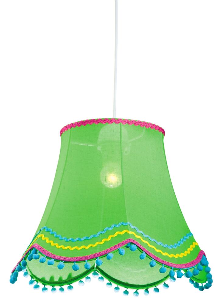 Suspension en tissu vert allumée, pompons bleus, galons multicolores et cordon blanc.