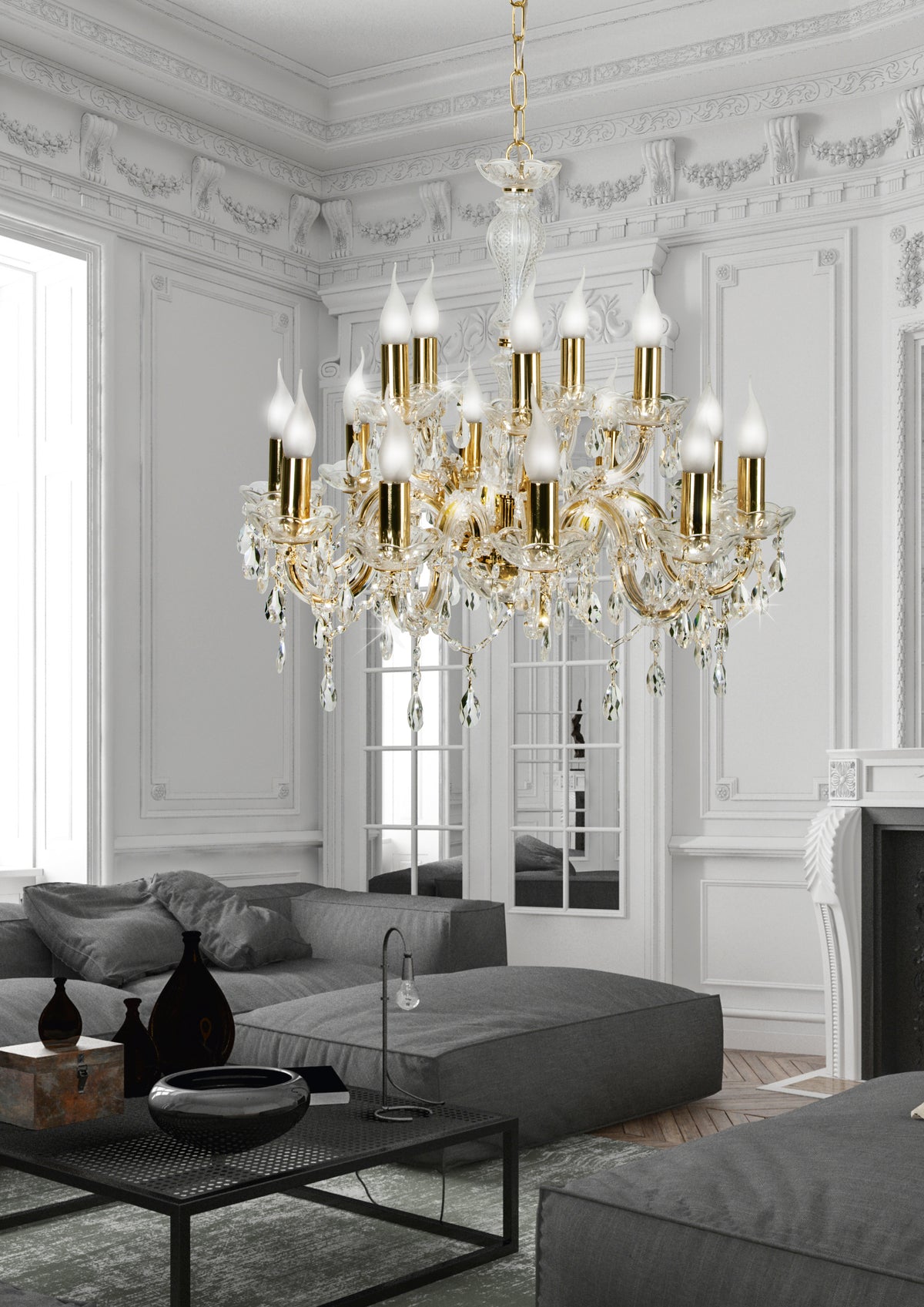Mise en ambiance du lustre dans un salon haussmannien aux moulures blanches et canapé gris