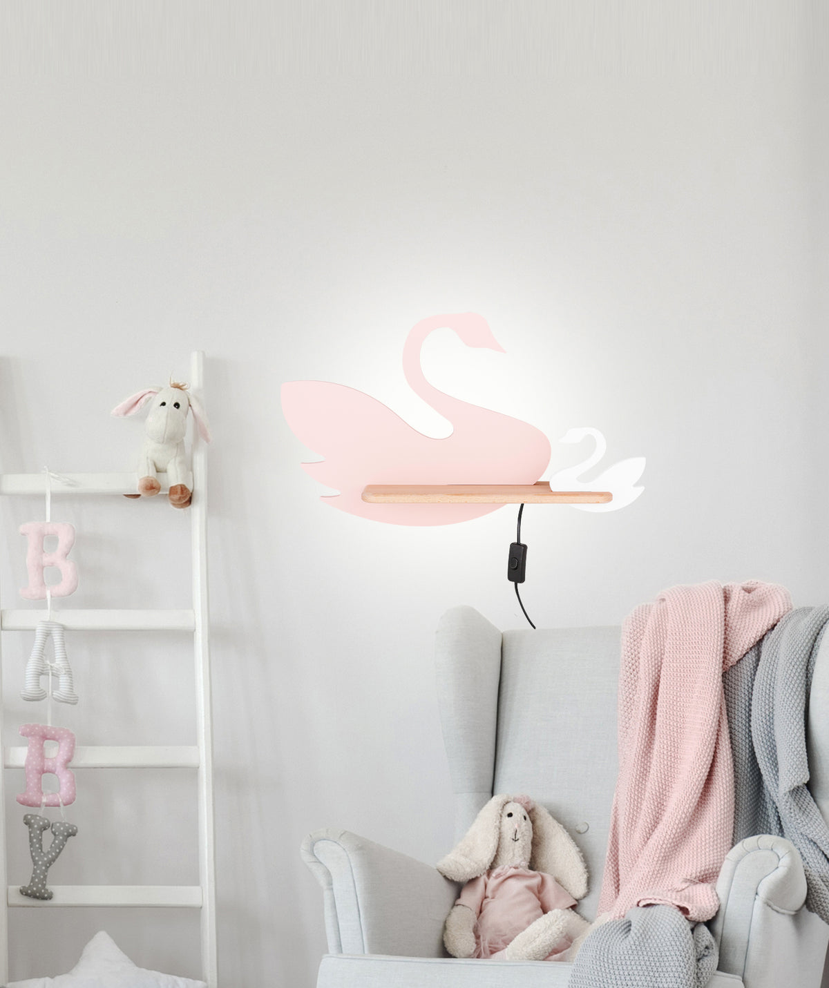 Mise en ambiance dans une chambre d'enfant, applique allumée au-dessus d'un fauteuil et de jouets