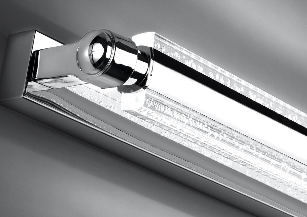 Gros plan sur la fixation murale et le tube chromé aux reflets brillants