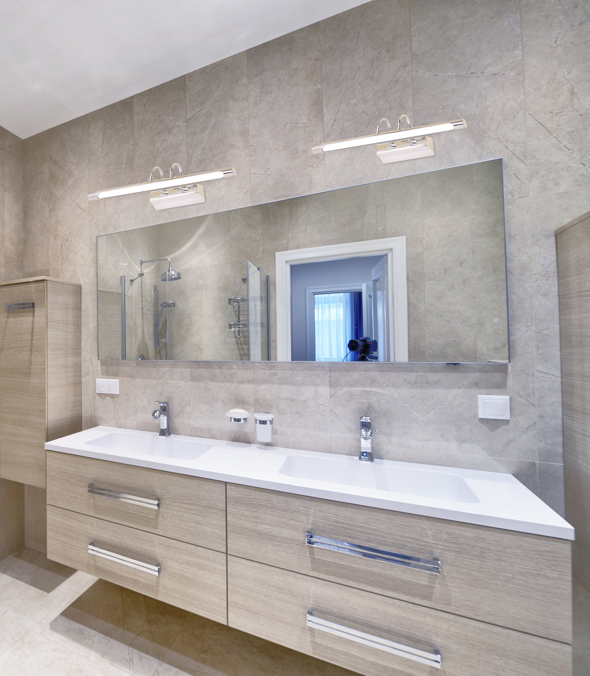 Salle de bain moderne avec deux appliques chromées fixées de part et d'autre au-dessus du miroir.