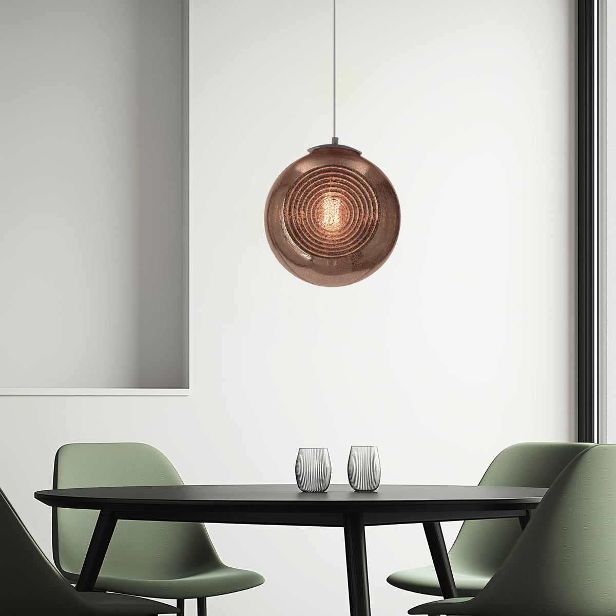 Mise en ambiance au-dessus d'une table noire, deux verres et chaises vertes.
