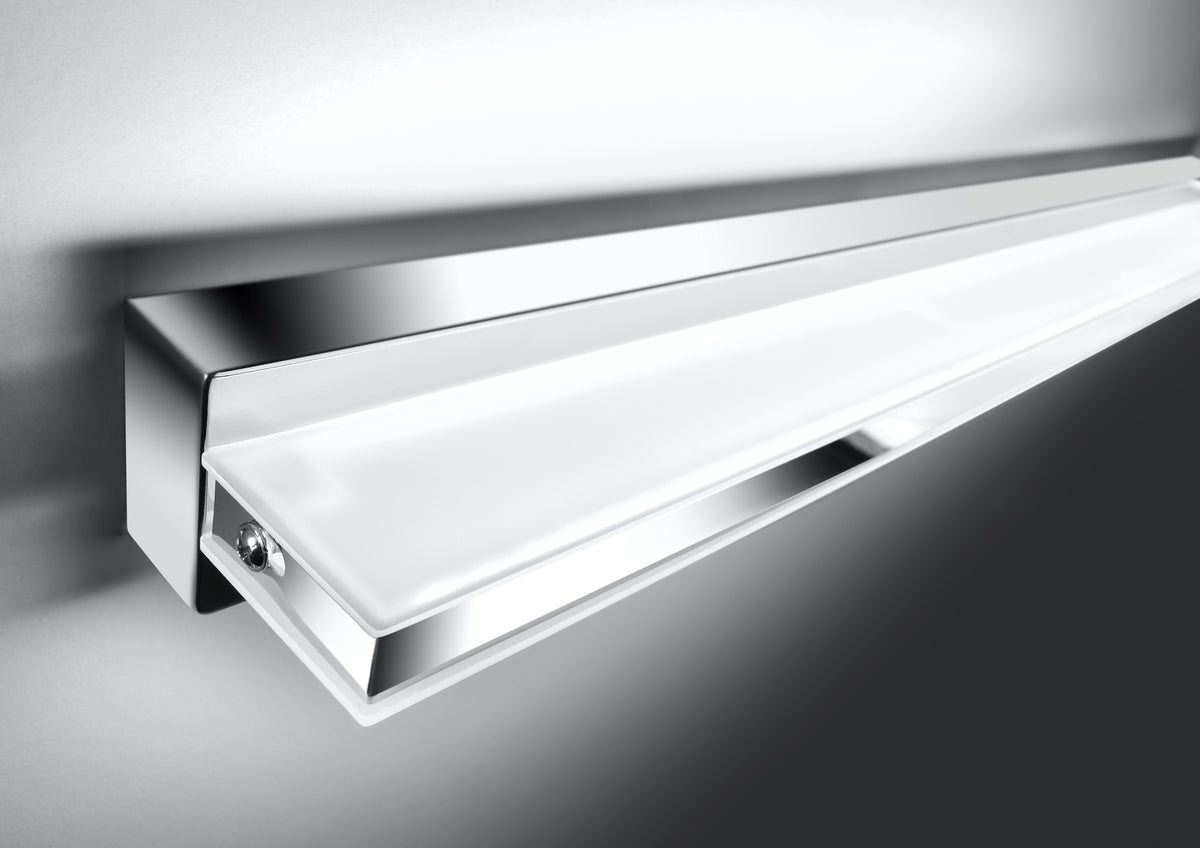 Vue rapprochée en angle du boîtier chromé, diffuseur blanc et vis de fixation.