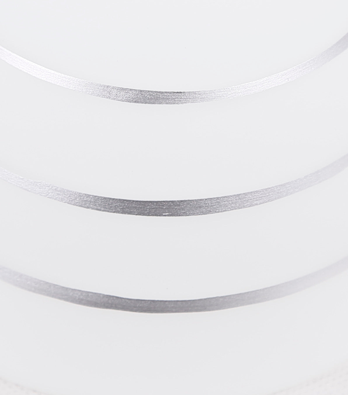 Détail de la finition en verre strié blanc et liseré chromé du luminaire