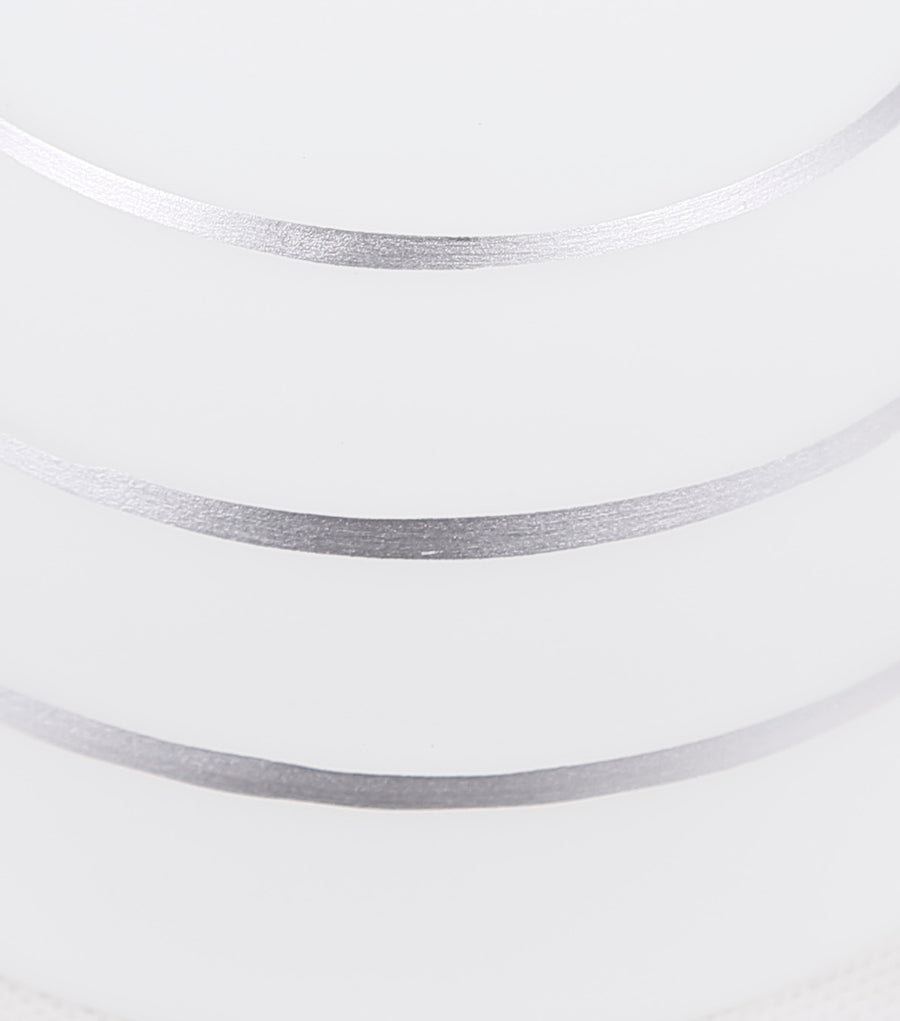 Détail de la finition en verre strié blanc et liseré chromé du luminaire