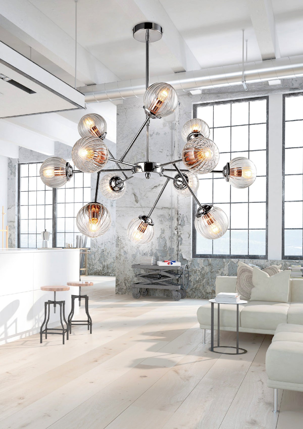 Mise en ambiance dans un loft lumineux, suspension allumée au-dessus d'un salon blanc