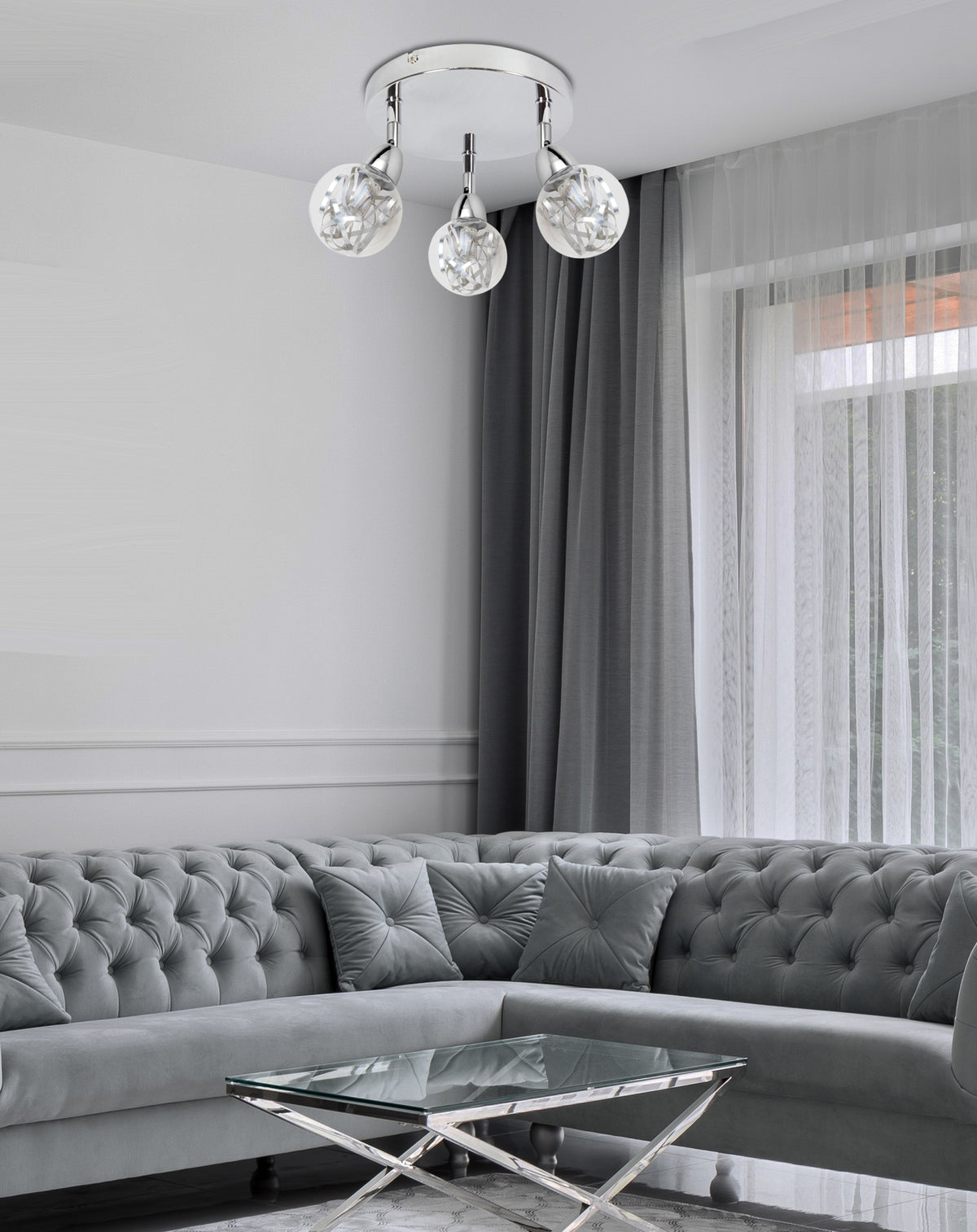 Mise en ambiance du plafonnier dans un salon gris avec canapé capitonné