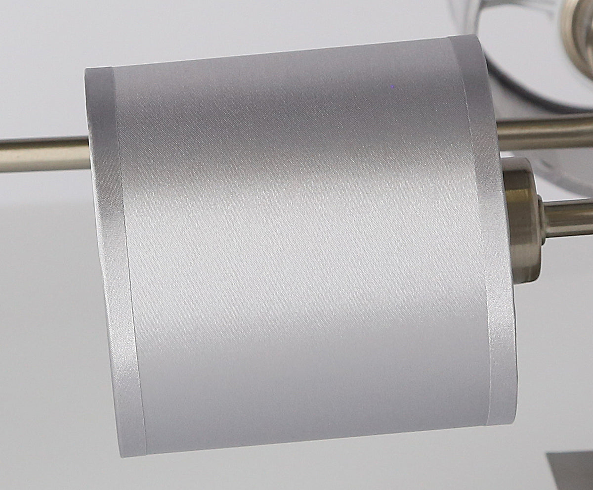 Détail de la texture satinée et de la couture d'un abat-jour cylindrique gris clair.