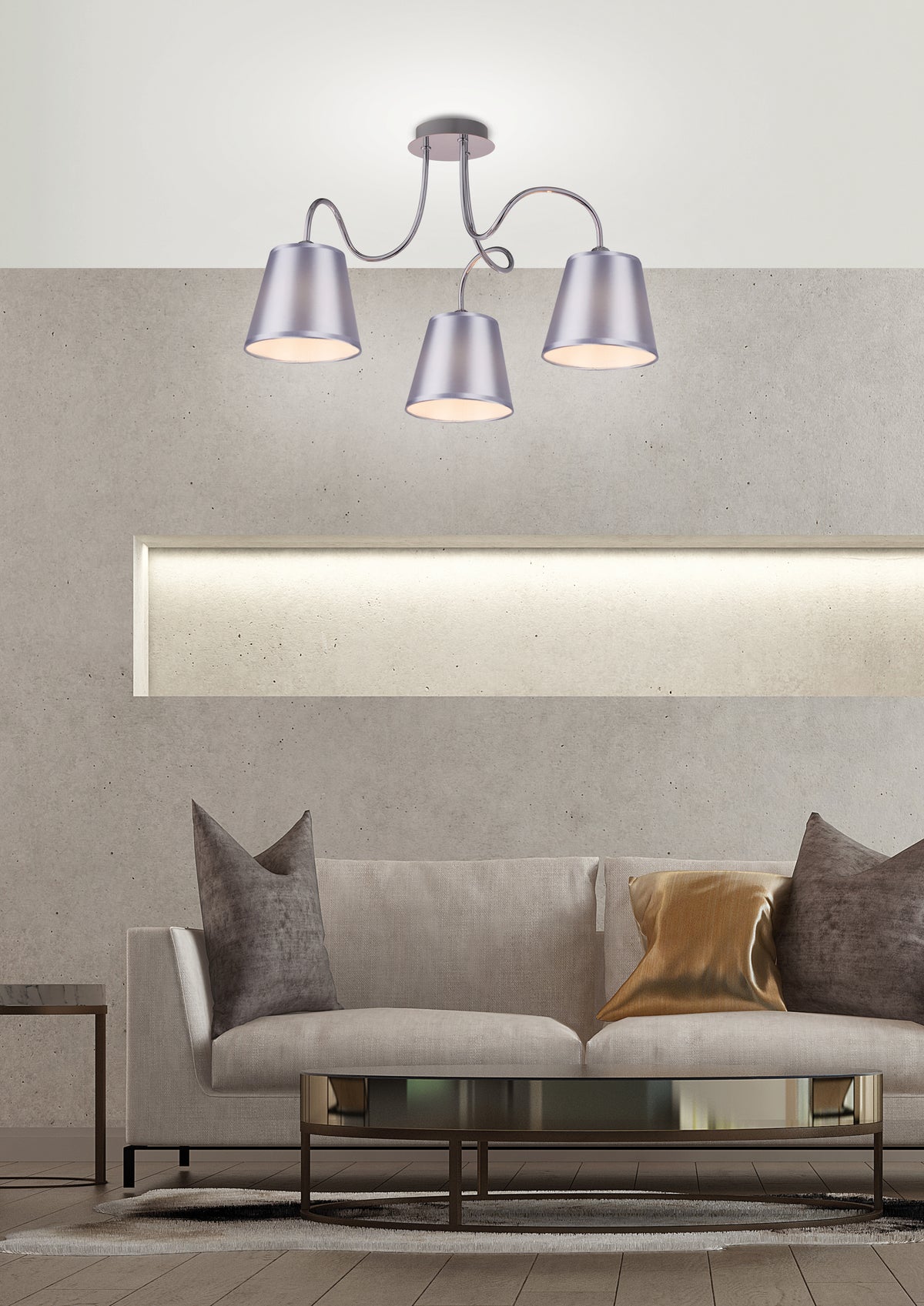 Suspension allumée dans un intérieur béton, trois abat-jours coniques diffusant une lumière chaude.