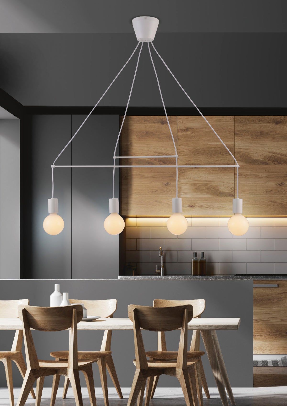 Mise en ambiance au-dessus d'une table de cuisine, suspension blanche allumée avec quatre ampoules.