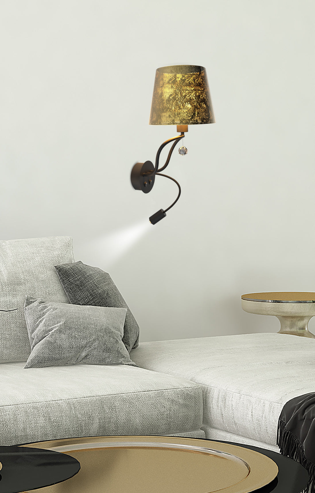 Mise en ambiance salon, applique allumée au-dessus d'un canapé gris et coussins
