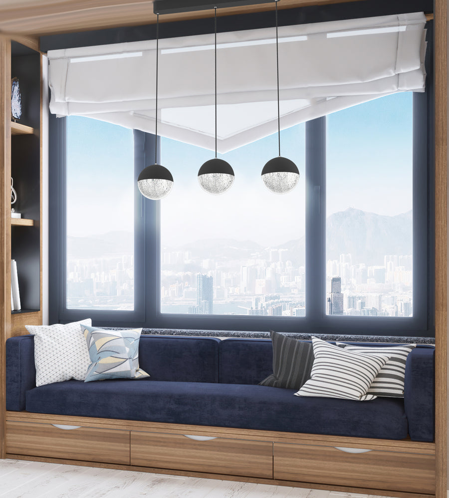Même luminaire en situation au-dessus d'un canapé bleu, avec vue sur la ville