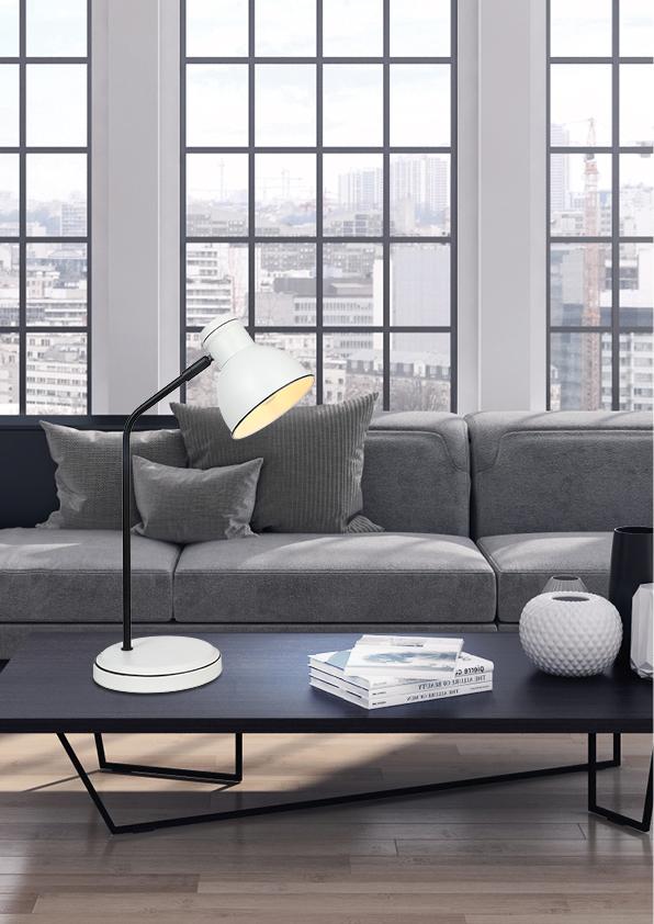 Mise en ambiance du luminaire dans un salon contemporain avec grande baie vitrée