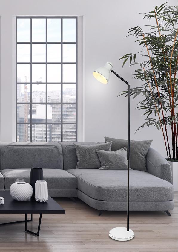 Mise en ambiance du salon contemporain, luminaire blanc et noir éclairant le coin canapé
