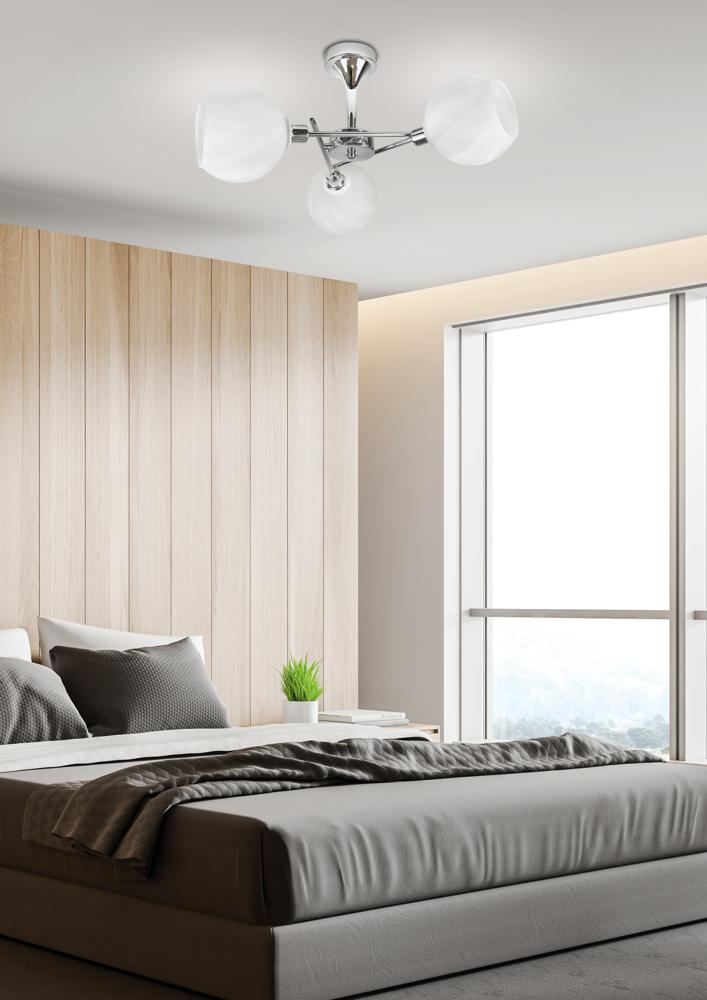 Vue large de la chambre moderne montrant le plafonnier allumé au-dessus du lit