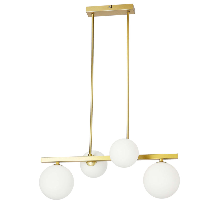 Vue de trois quarts de la suspension laiton avec ses quatre globes en verre opalin.