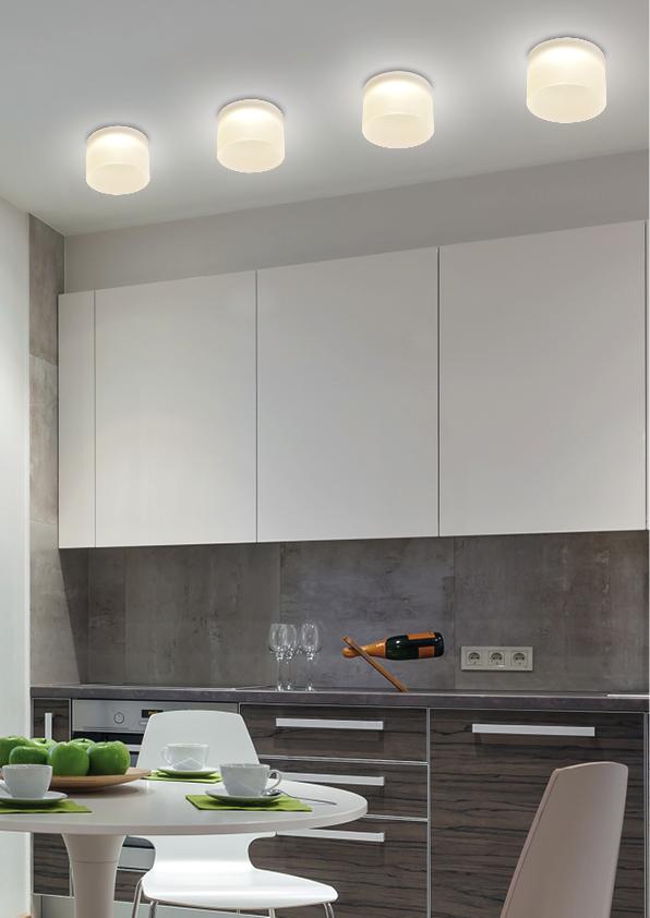 Mise en ambiance cuisine moderne avec spots alignés et table blanche dressée
