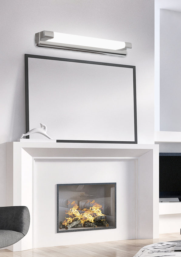 Applique murale LED allumée au-dessus d'un miroir dans un salon avec cheminée.
