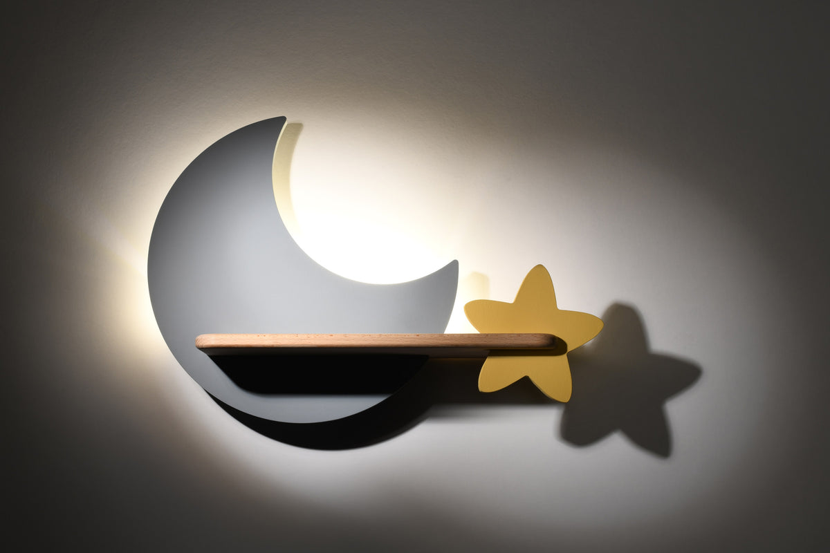 Vue de face du luminaire allumé dans une ambiance tamisée, ombre portée de l'étoile.
