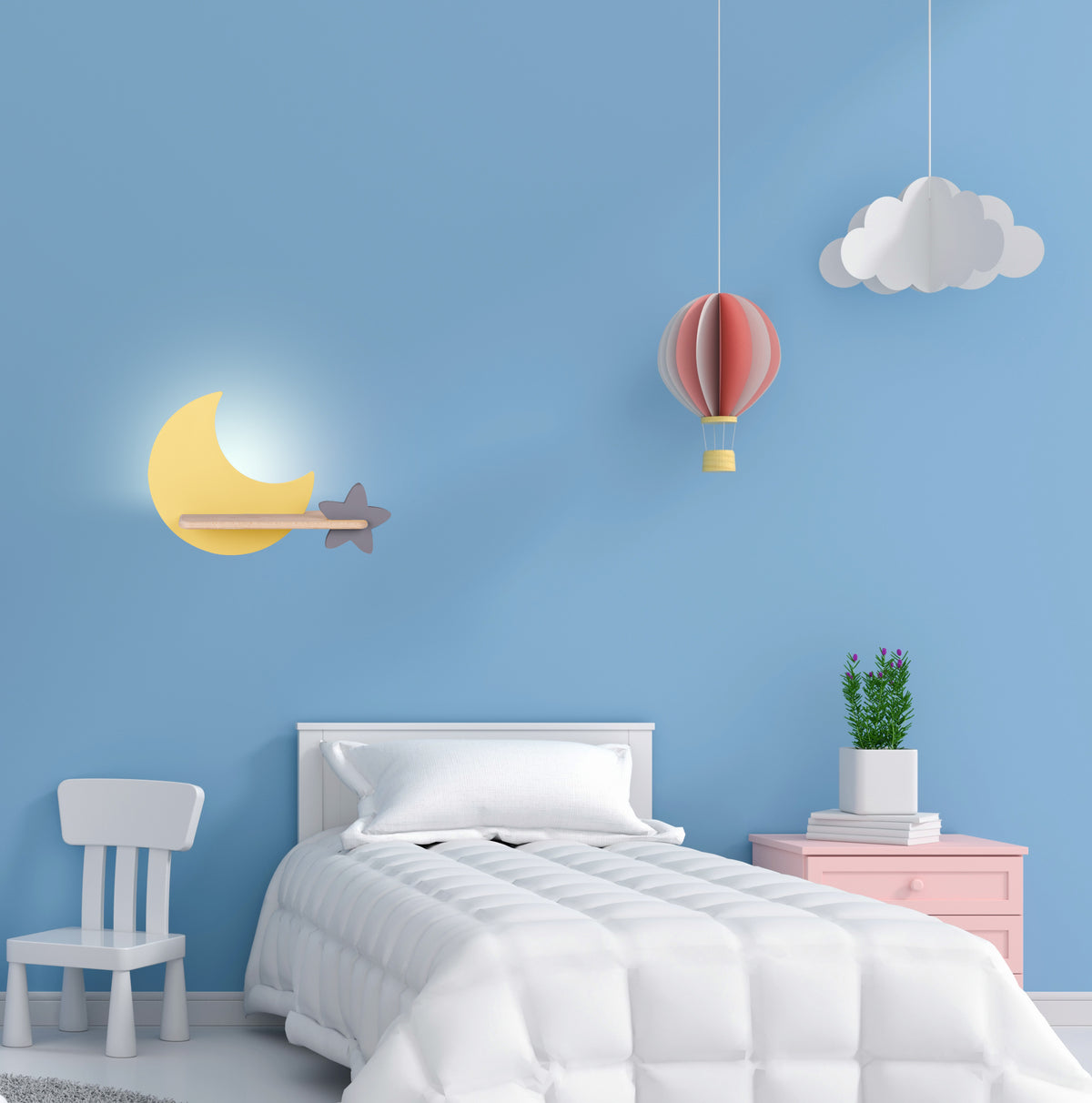 Ambiance nuit dans une chambre d'enfant, halos lumineux de l'applique lune jaune