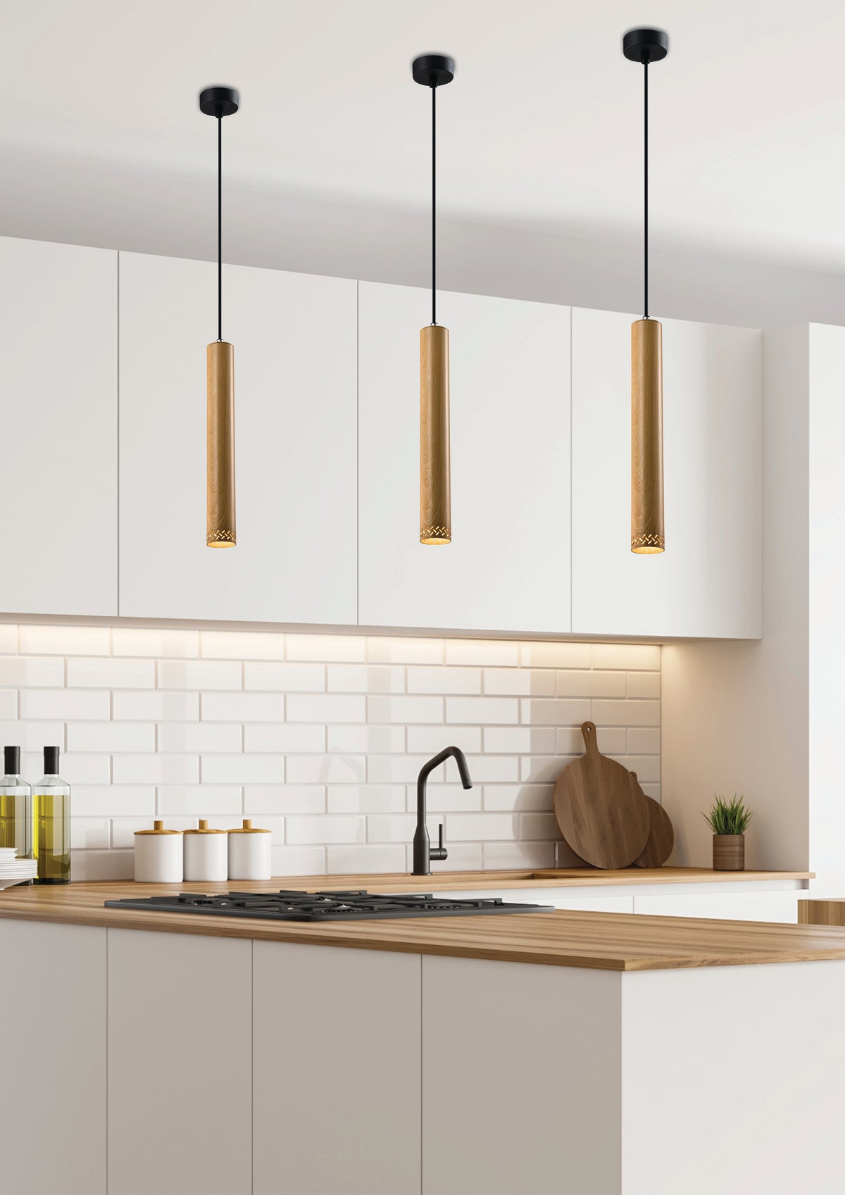 Cuisine moderne avec trois suspensions en bois au-dessus de l'îlot et crédence blanche.