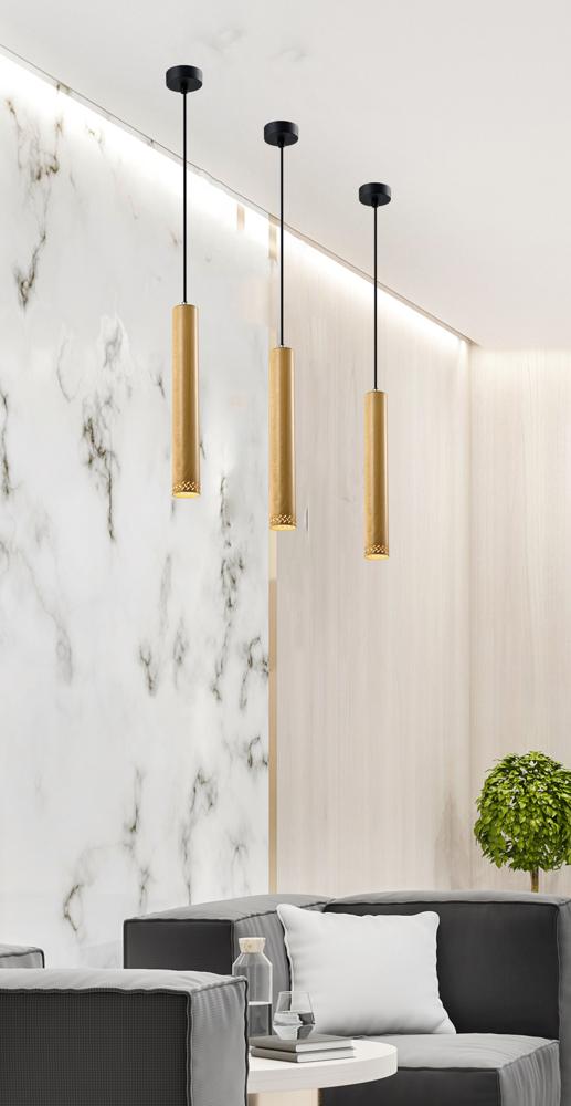 Salon contemporain avec trois suspensions cylindriques devant un mur en marbre et canapé gris.