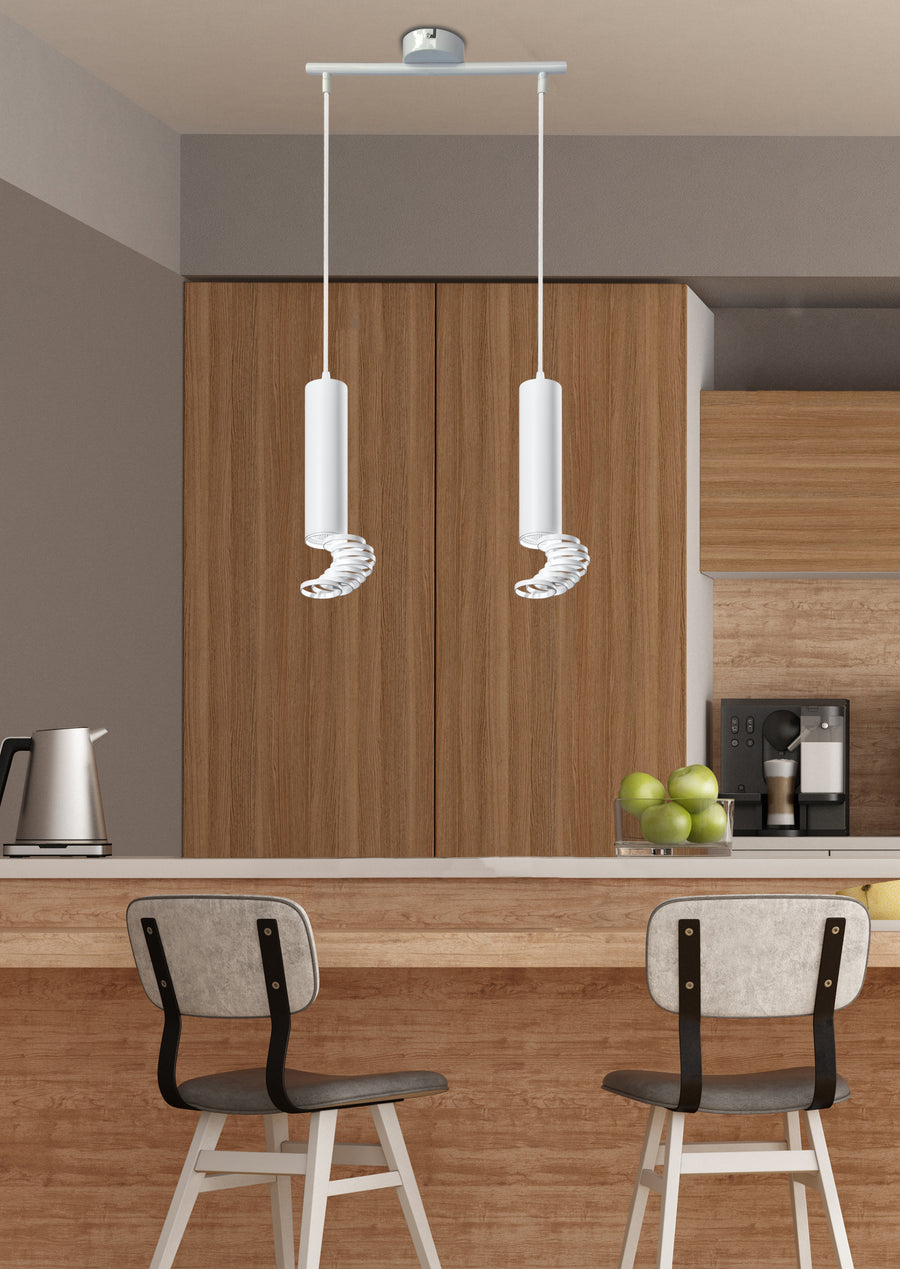Suspension blanche à deux lumières installée au-dessus d'un îlot de cuisine