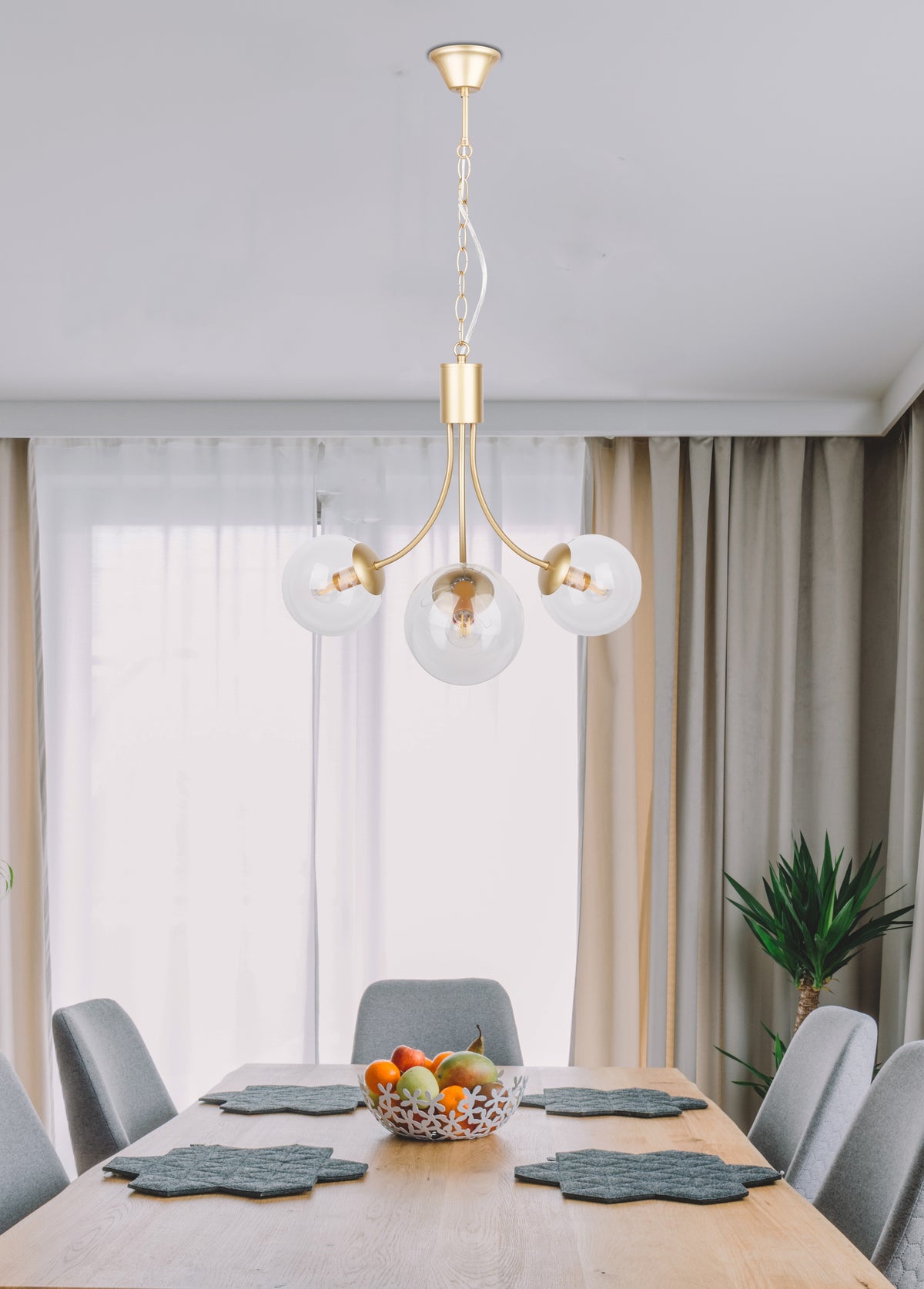 Mise en ambiance du lustre à trois boules en verre dans un intérieur clair