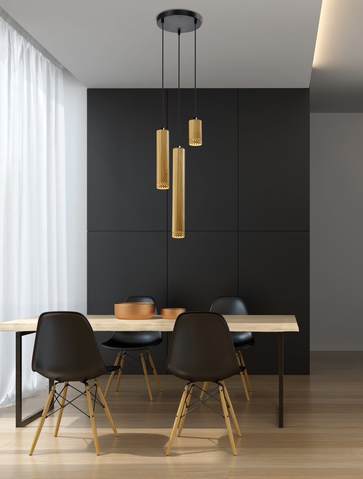 Mise en ambiance au-dessus d'une table à manger, chaises noires devant mur anthracite