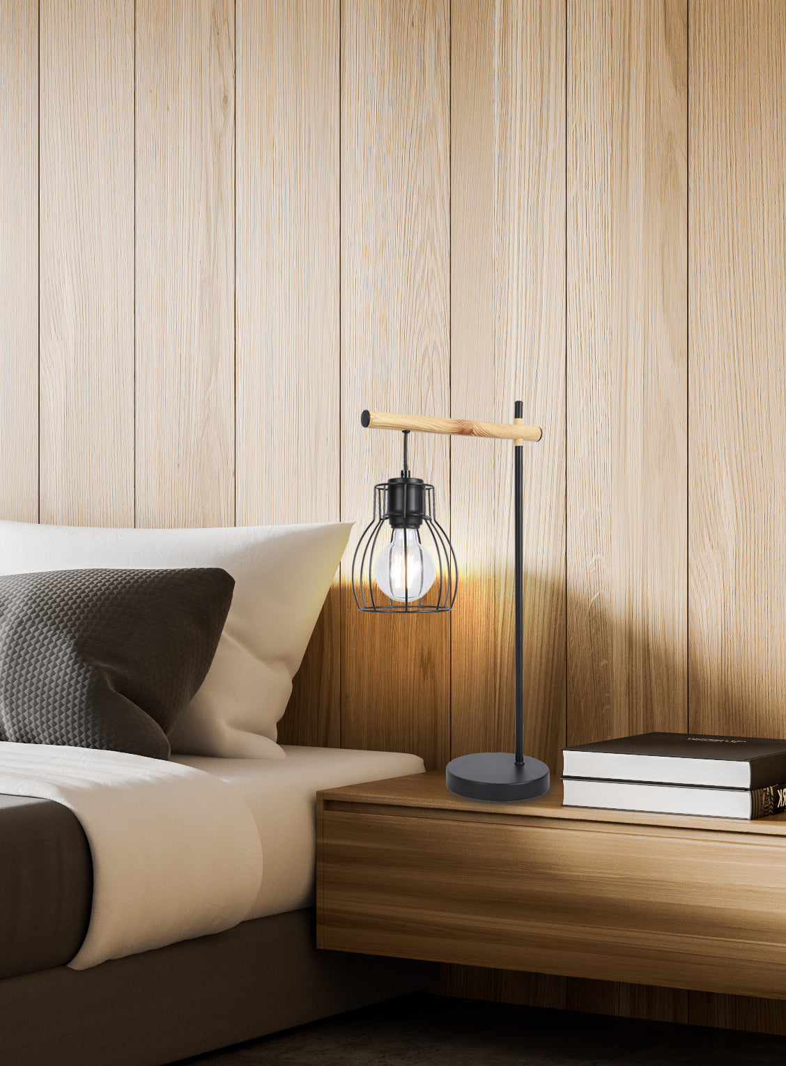 Mise en ambiance : lampe allumée sur une table de nuit en bois, près du lit.