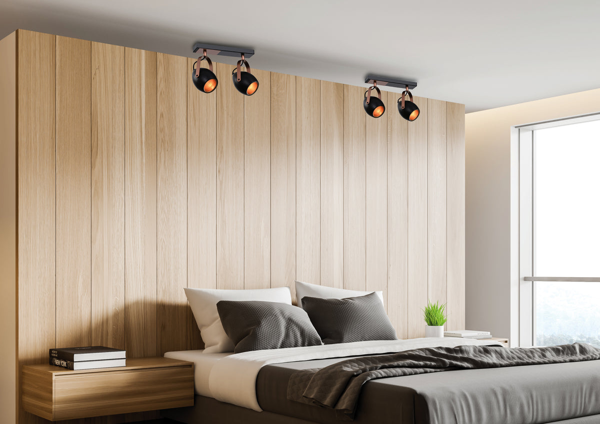 Mise en ambiance dans une chambre, deux plafonniers au-dessus d'une tête de lit en bois