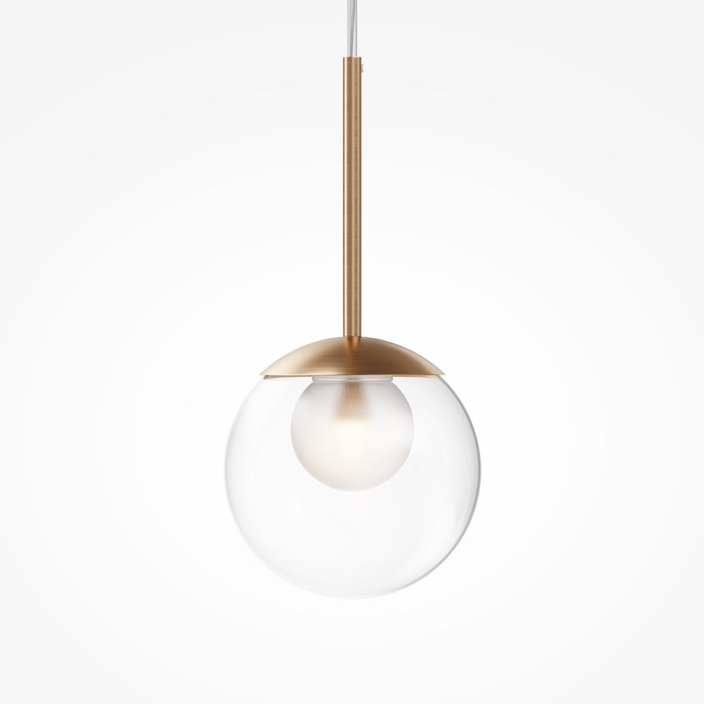 Détail du bas du luminaire montrant la tige dorée et le globe