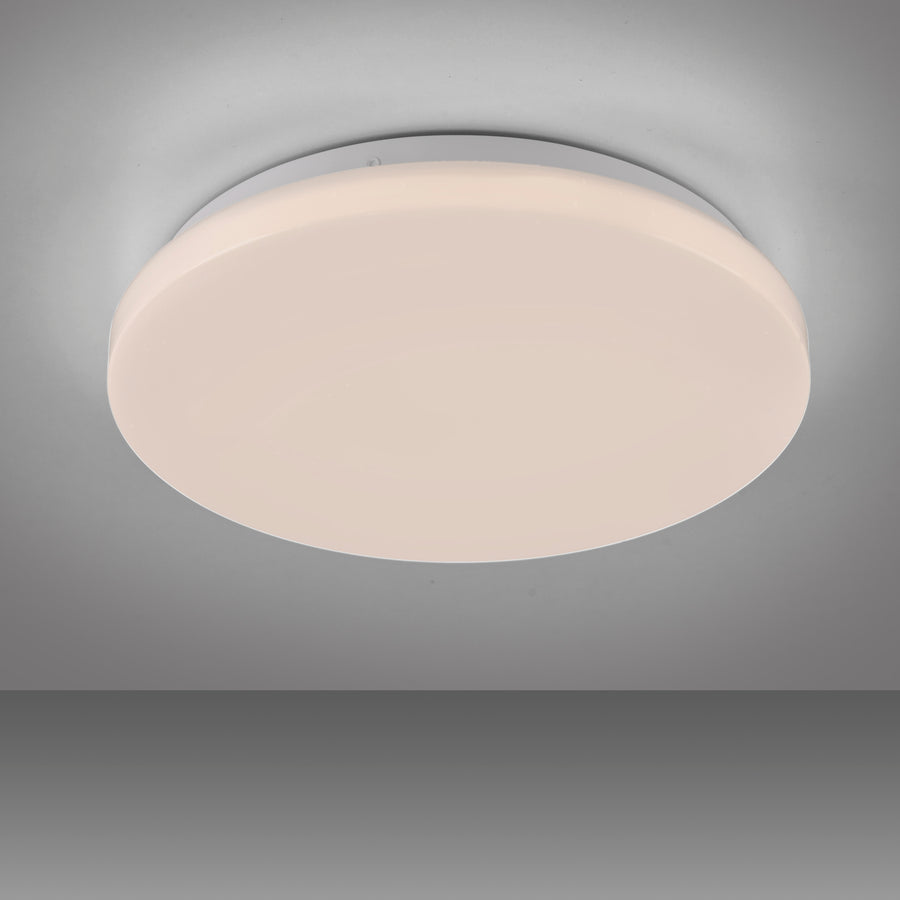 Vue de dessous éclairée montrant le halo lumineux au plafond