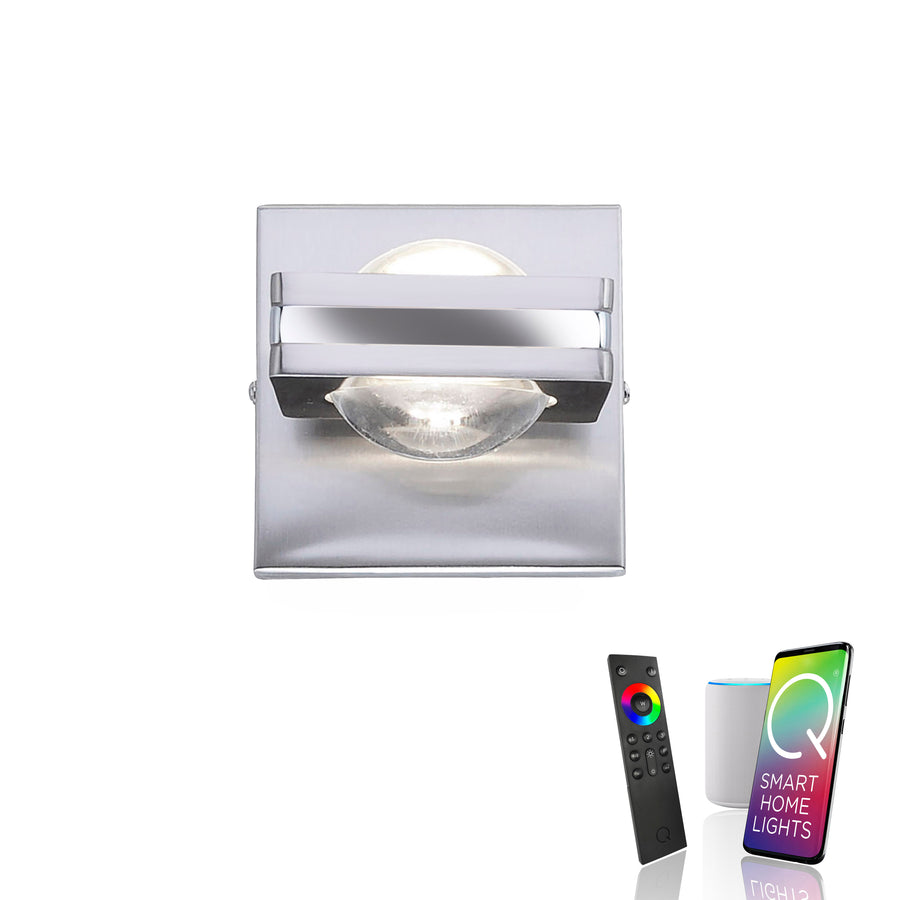 Même applique murale présentée avec télécommande, enceinte connectée et smartphone pour pilotage.