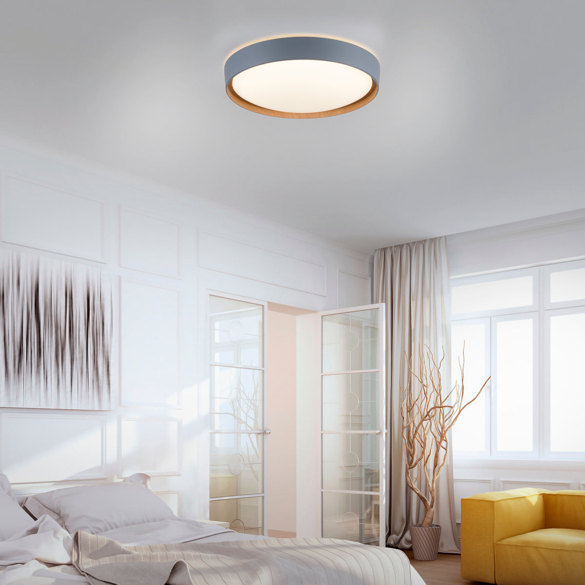 Mise en ambiance dans une chambre lumineuse, plafonnier fixé au plafond au-dessus du lit.