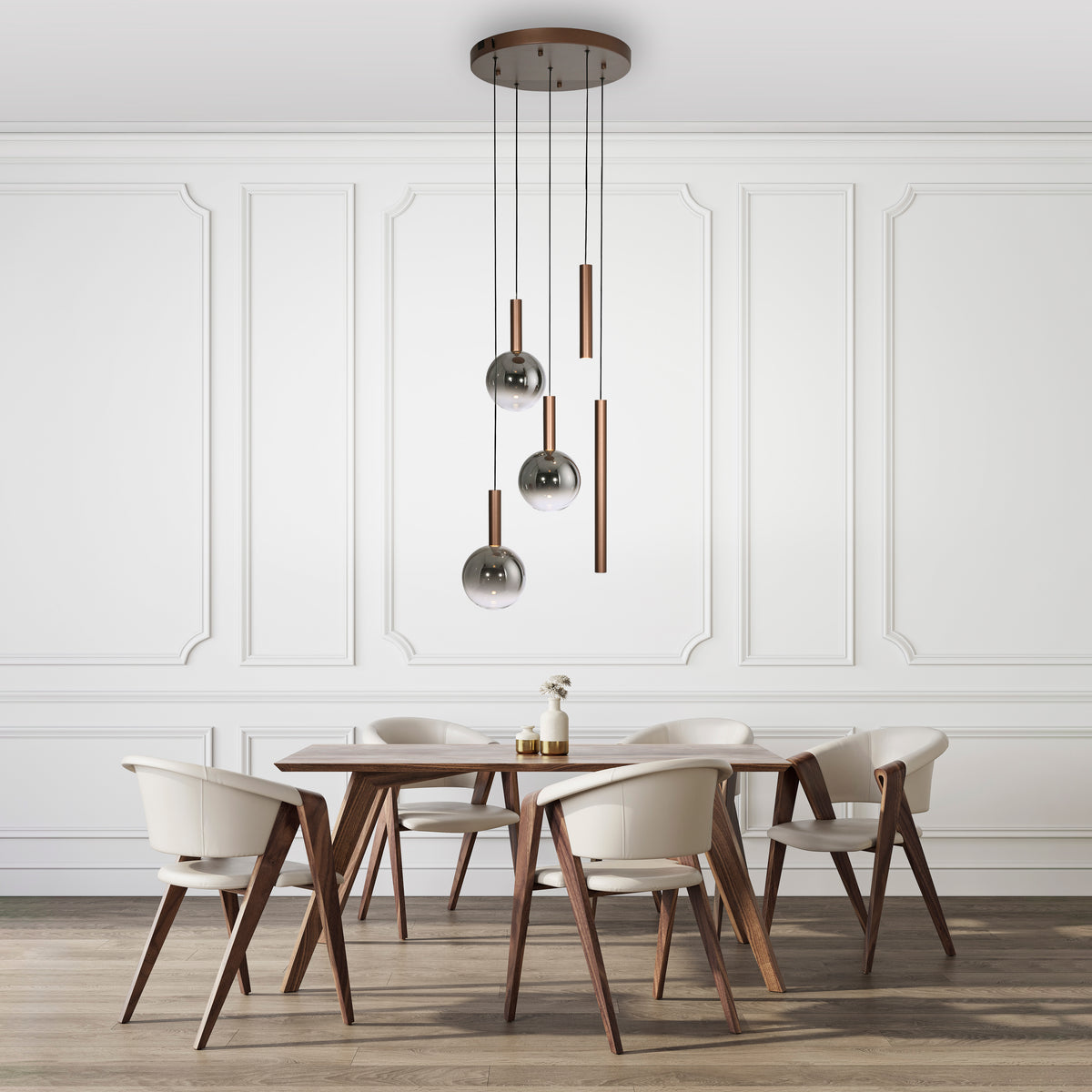 Mise en ambiance au-dessus d'une table à manger dans une pièce aux murs blancs moulurés