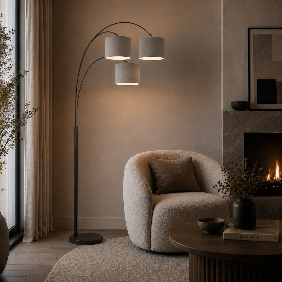 Mise en ambiance du lampadaire allumé dans un salon près d'un fauteuil et d'une cheminée.