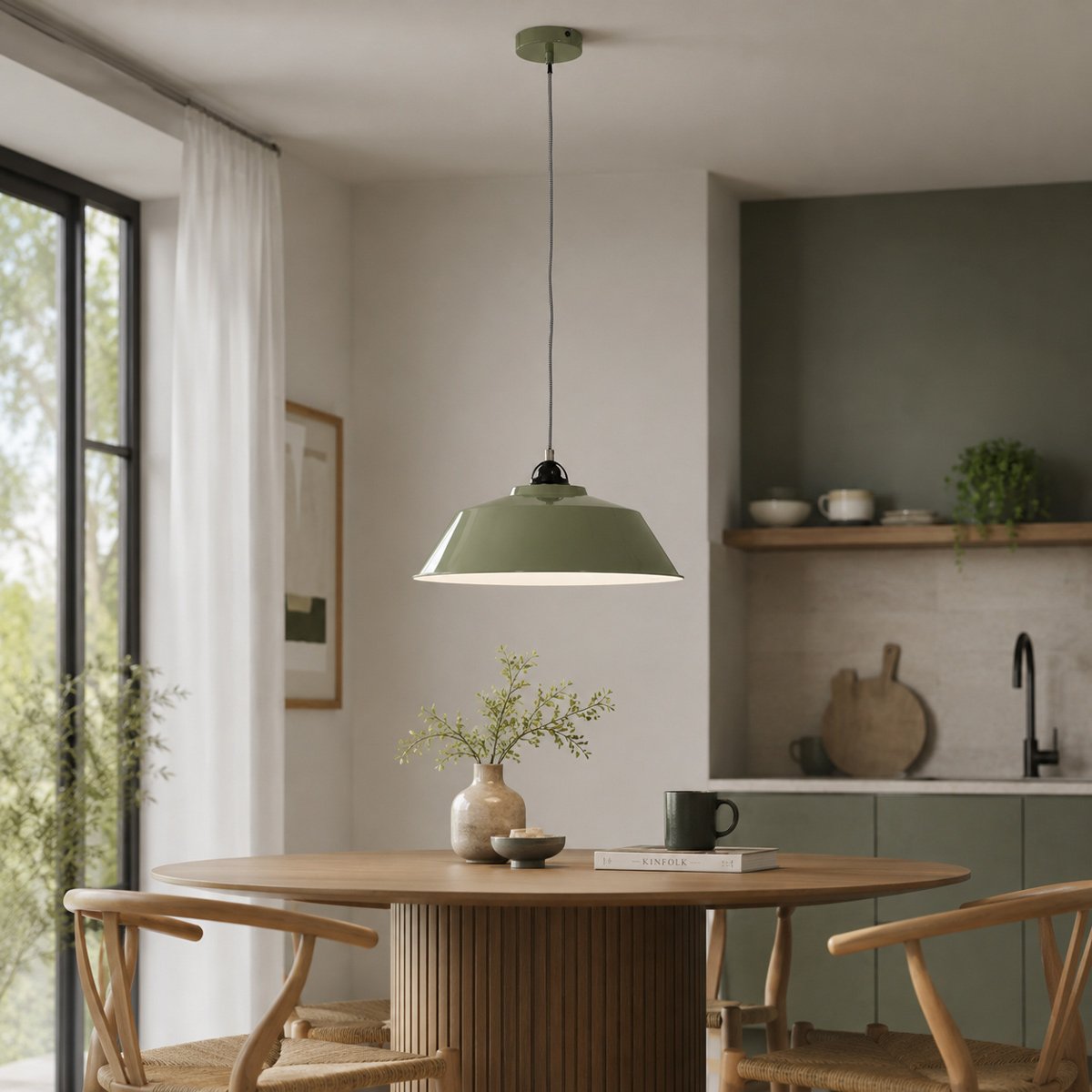 Scène de vie dans une pièce claire, luminaire suspendu au-dessus d'une table en bois