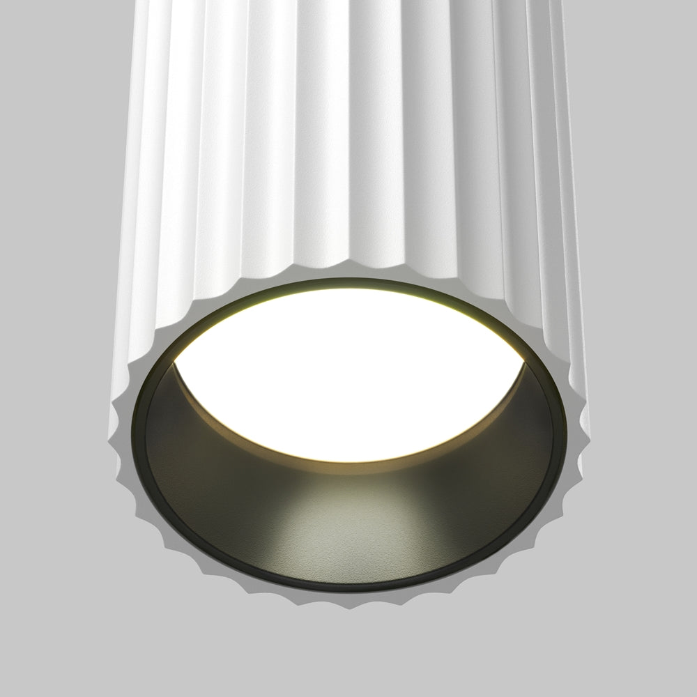 Gros plan sur la sortie de lumière, bague intérieure sombre et diffuseur éclairé