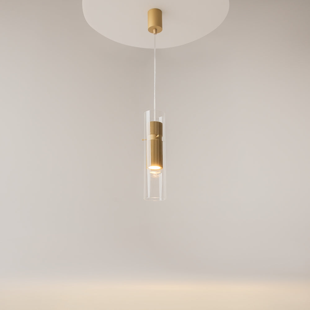 Mise en ambiance au plafond, suspension dorée allumée diffusant une lumière chaude