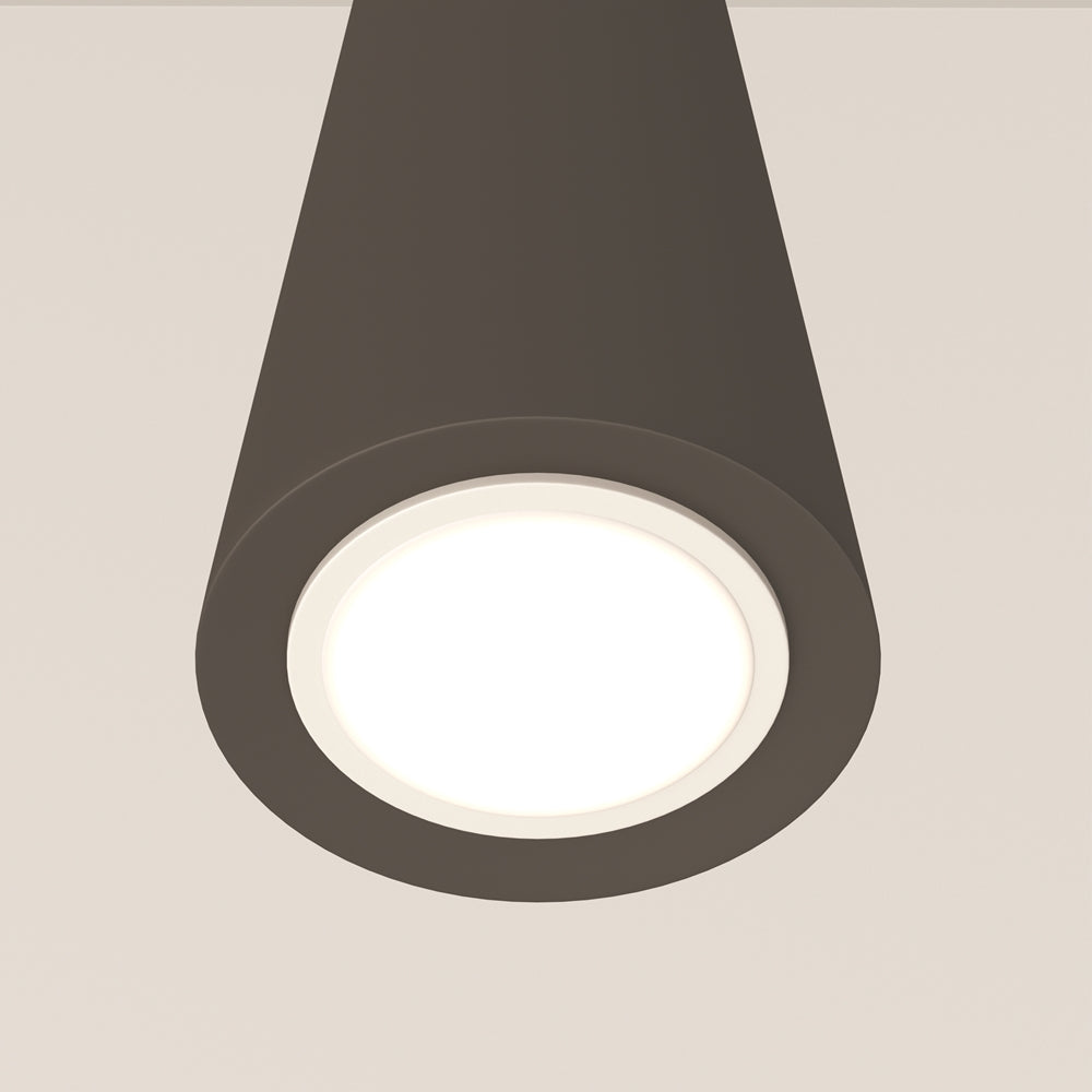 Vue rapprochée du cône allumé, halo blanc sur fond beige
