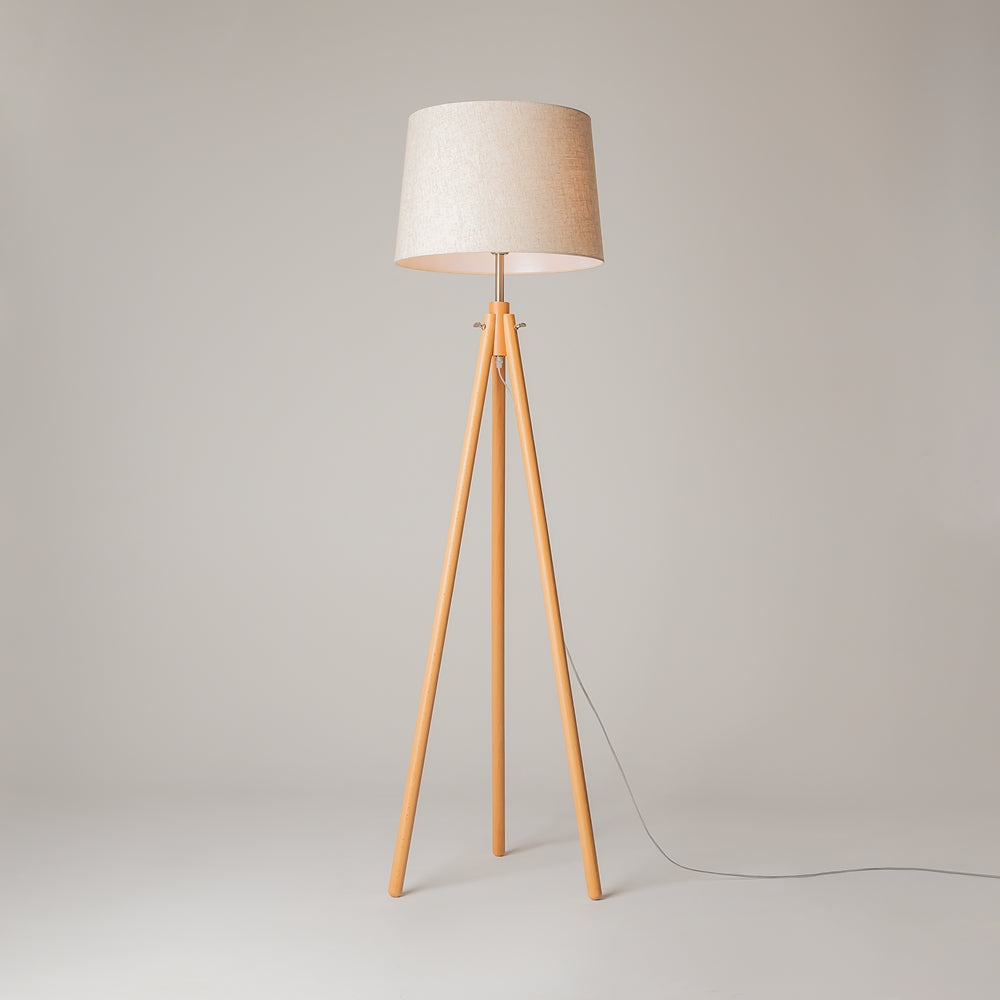 Vue de trois quarts du lampadaire avec cordon d'alimentation visible sur fond gris.